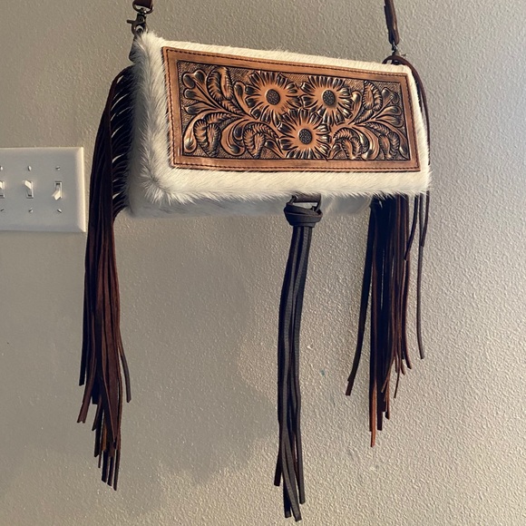 SOLD‼️Cowhide hair on hide tooled leather & fringe bag - Picture 3 of 7